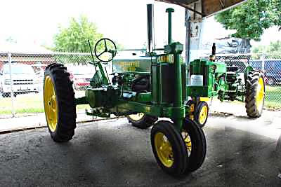 Antique Tractor Show - John Deere 1937 A Unstyled